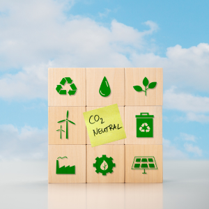 Netto-Null-Ziel für Treibhausgasemissionen. Langfristige Klimaneutralitätsstrategie. Holzwürfel mit grünem Symbol auf blauem Hintergrund.