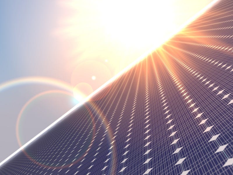 Ausschnitt eines Solarpanels welches auf einem Dach montiert ist. Die Sonne scheint darauf.