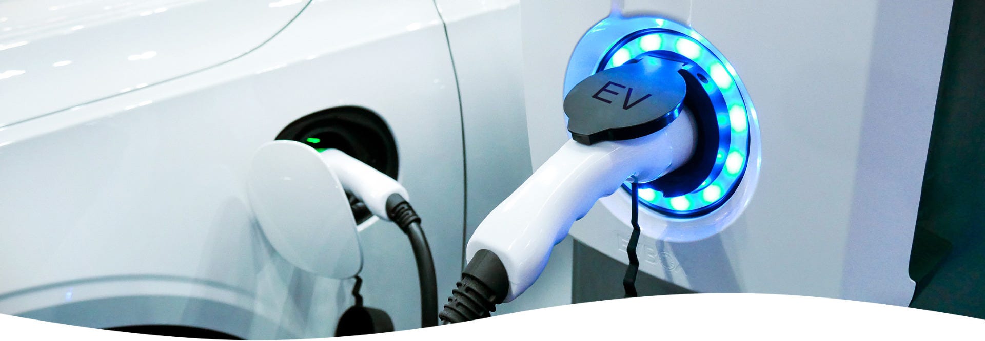 Wallbox, Elektromobilität, E-Autos, Ladestationen, Seminare, Fortbildungen, Weiterbildungen Elektroauto an Ladestation oder Wallbox aufladen.
