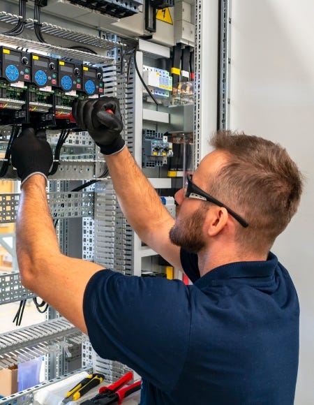 Mann pr&uuml;ft Mittelspannung