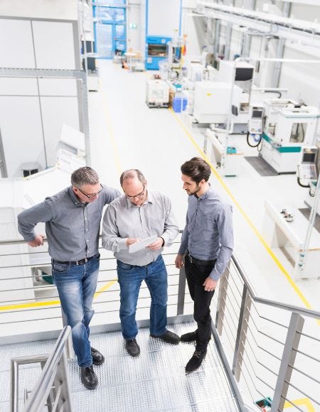 3 Männer in einer Werkshalle