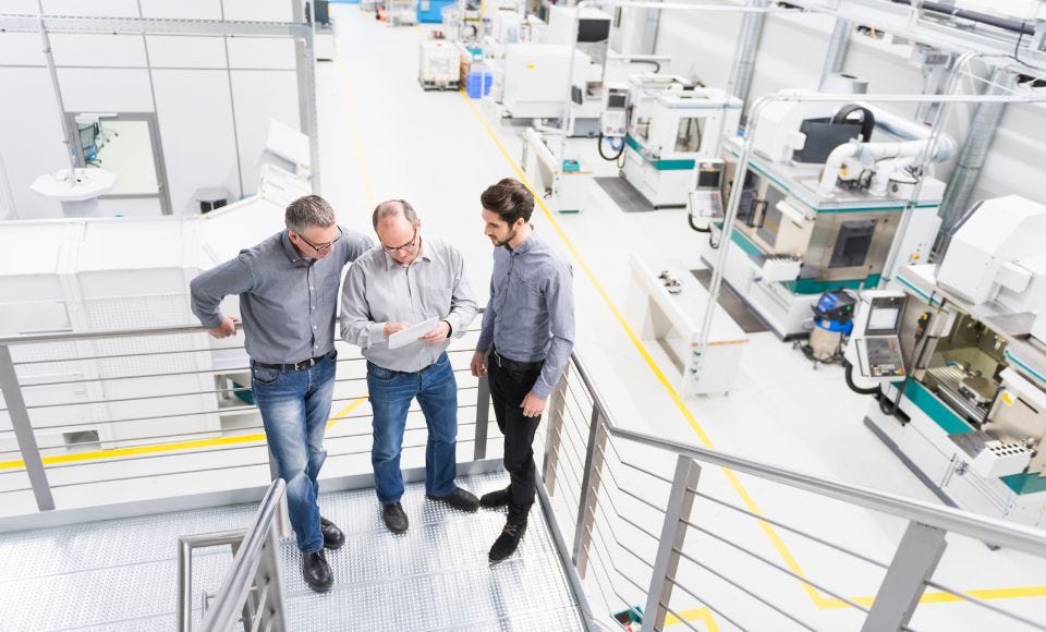 3 Männer in einer Werkshalle