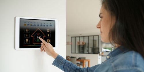 Frau bedient Smart Home Display