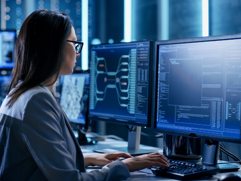 Frau an Computer mit Code