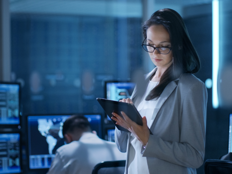 Frau mit Tablet in der Hand