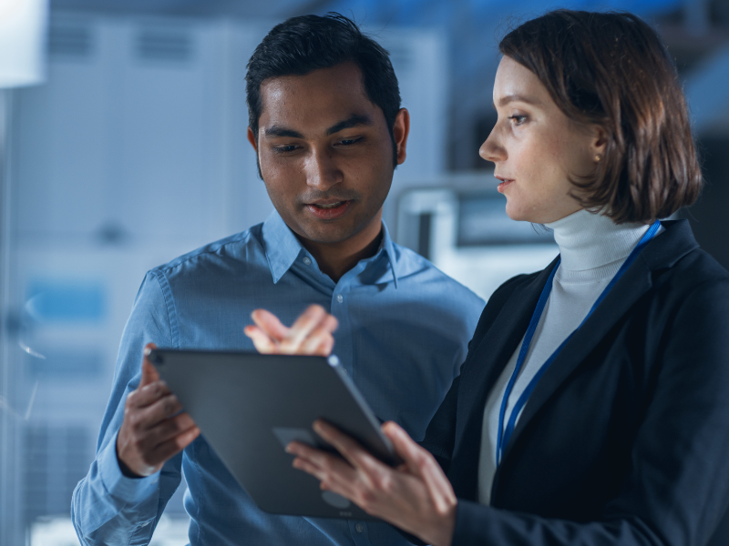 Ein Herr und eine Dame schauen gemeinsam auf ein Tablet