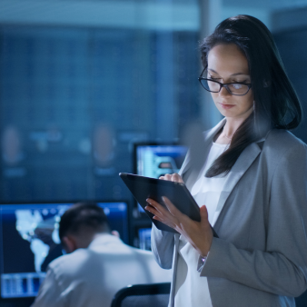 eine Dame hat ein Tablet in der Hand