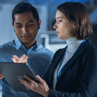 Ein Herr und eine Dame schauen gemeinsam auf ein Tablet