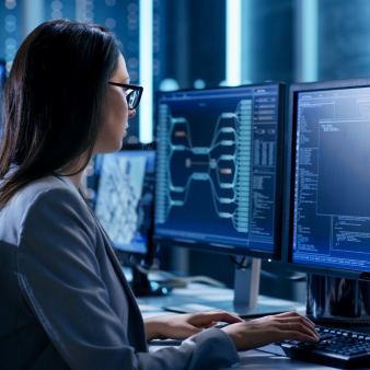 Frau an Computer mit Code