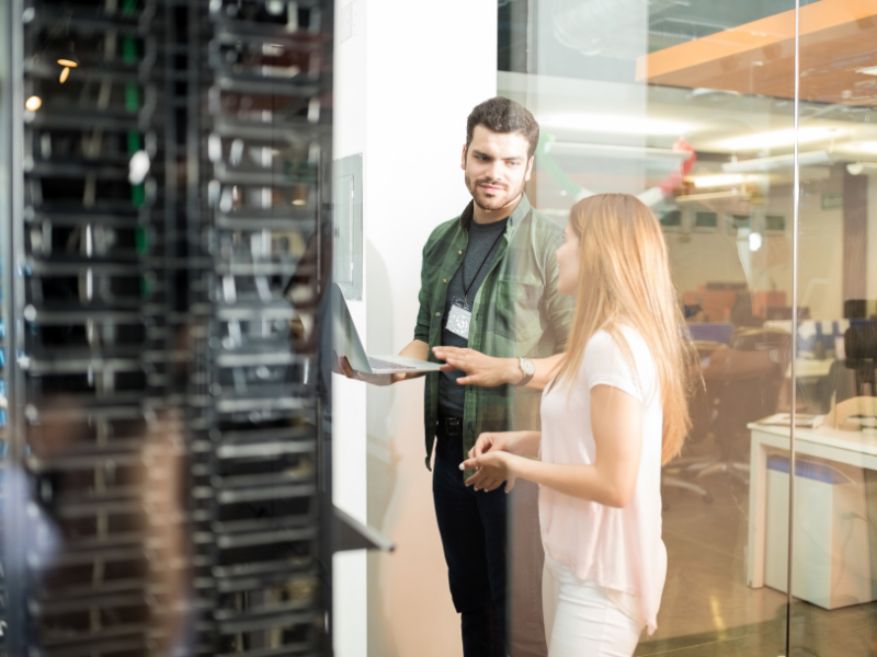 zwei Person vor einem Server stehend