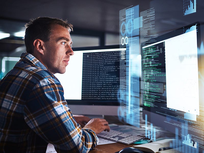 Compliance Wirtschaftskriminalität Mann an Computer