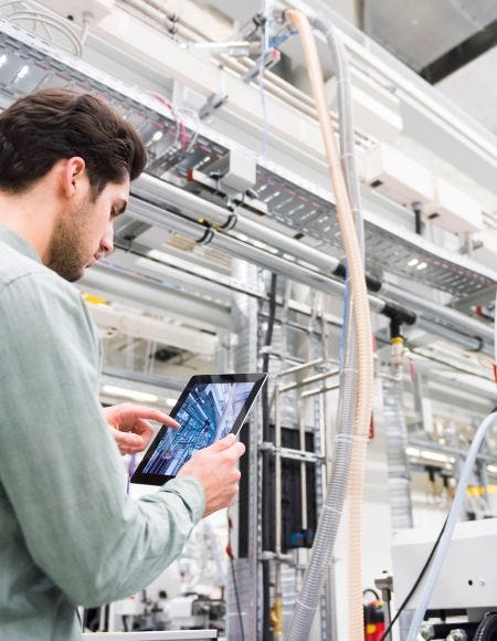 Mitarbeiter prüft Instandhaltungsmaßnahmen