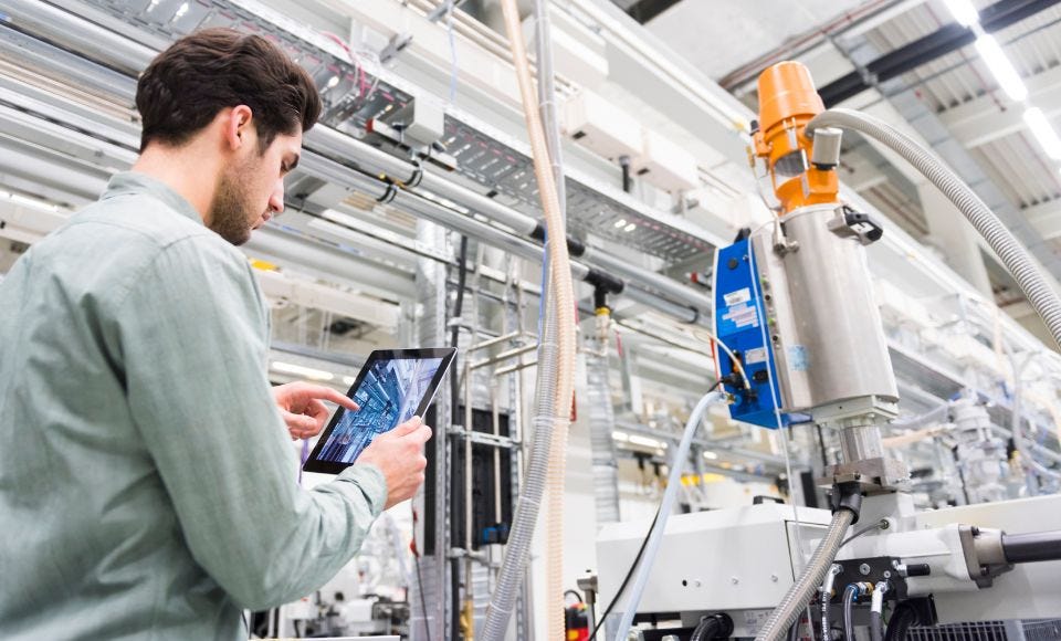 Mitarbeiter prüft Instandhaltungsmaßnahmen