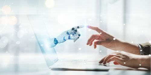 Ein Roboterfinger kommt futuristisch aus dem Notebook und ber&uuml;hrt einen menschlichen Finger