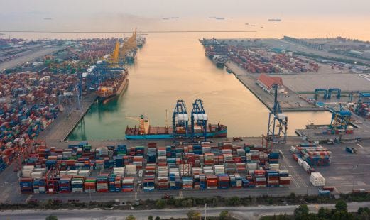 Blick von oben auf einen Containerhafen