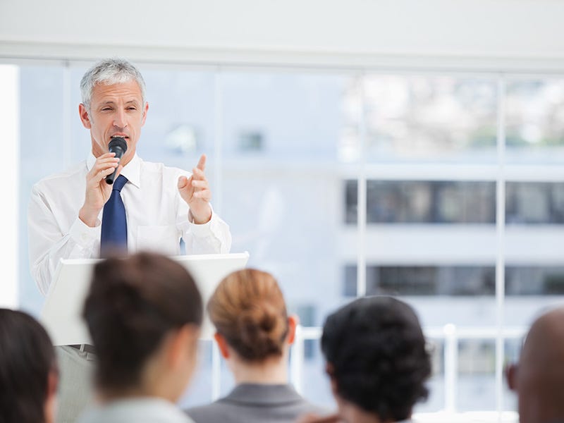 Sprecher hält Vortrag auf einer TÜV Rheinland Fachkonferenz