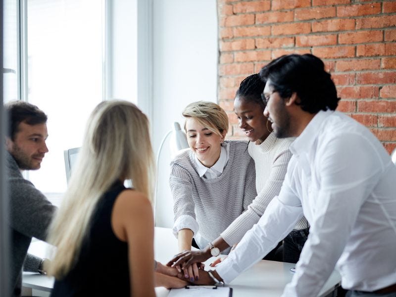 Diverses Kollegen-Team gibt High-Five
