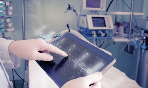 Finger zeigt auf das digitale Display eines EKG zur Herzfrequenzmessung