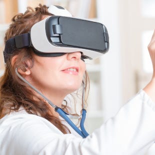 Frau in weißem Medizinkittel trägt VR-Brille und hält ein Stethoskop in die Luft vor sich