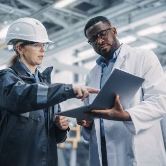 Produktionsmanager und Kollege