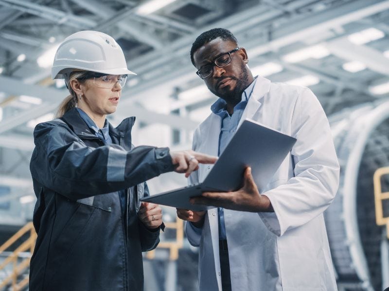 Produktionsmanager und Kollege