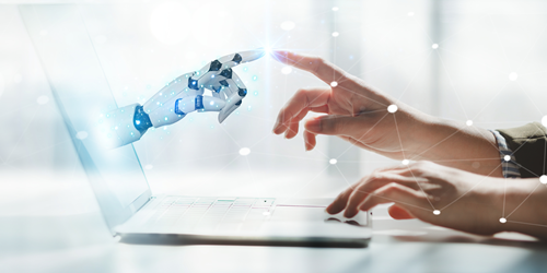 Menschliche und robotische Hand ber&uuml;hren sich digital &ndash; Symbol f&uuml;r KI, Automatisierung und Zusammenarbeit.