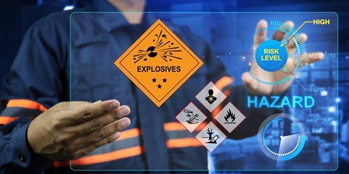 Explosionsschutz: Fachkraft bewertet hohes Risiko von Explosivstoffen mittels digitaler Analyse.