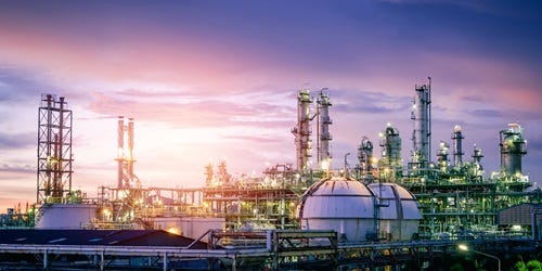 Industrieanlage im Abendrot