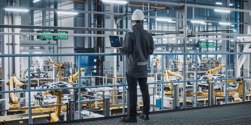 Ingenieur stehr vor Industrieanlage