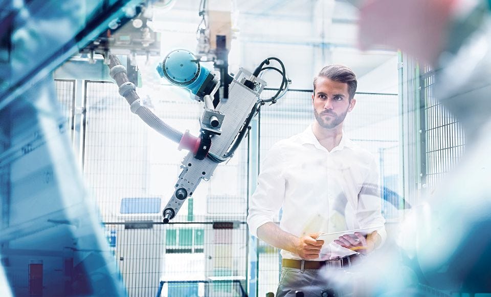 Mann prüft eine neue Maschine