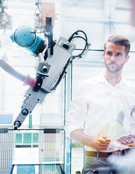 Mann prüft eine neue Maschine