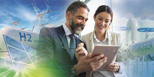 Zwei Fachleute prüfen Daten auf einem Tablet, im Hintergrund technische Wasserstoff-Infrastruktur