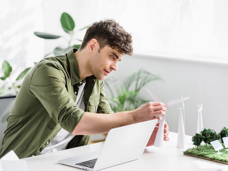 Jünger Mann mit Windrädern