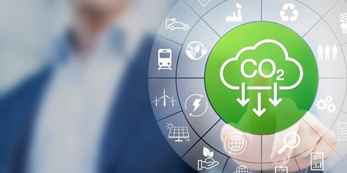 Mann deutet mit dem Finger auf ein Symbol zur CO2-Reduzierung