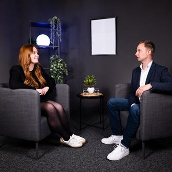 Eine Frau und ein Mann sitzen sich im Sessel gegenüber.