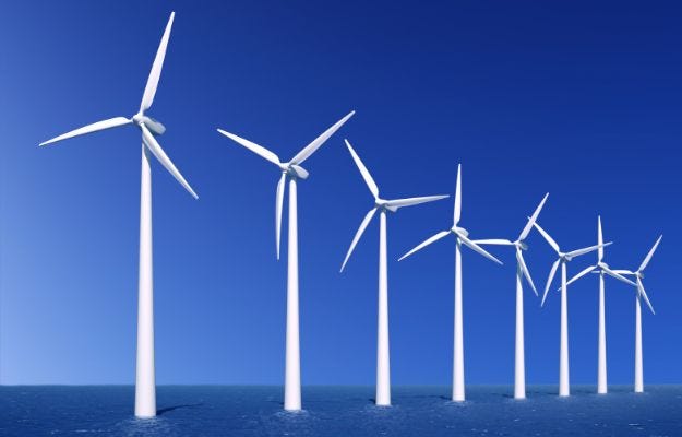 Off-Shore Windr&auml;der im Meer vor blauem Himmel