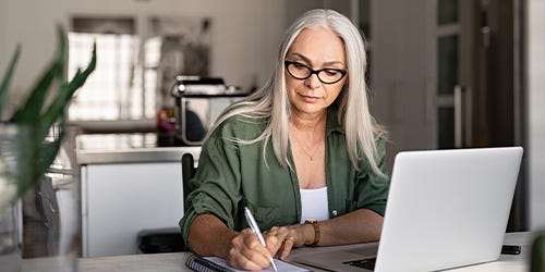 Teilnehmerin absolviert ein Virtual Classroom am Laptop