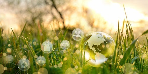 Weltkugel aus Glas und ESG-Symbole