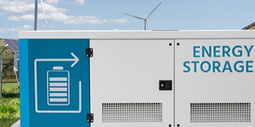 Energiespeicheranlage mit Batteriesymbol vor Solarmodulen und Windr&auml;dern