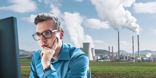 Ein Ingenieur blickt konzentriert auf einen Bildschirm, im Hintergrund ein Industrie- und Kraftwerksstandort &ndash; stellvertretend f&uuml;r Genehmigungsverfahren und die Rolle externer Projektmanager*innen nach Beschleunigungsgesetz und BImSchG.