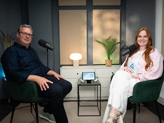 Podcastaufnahmen mit dem ExpertenMarten Pauls und der Moderatorin Rike im Studio zum Thema Sicherheit auf Veranstaltungen