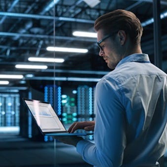 1 Mitarbeiter prüft die IT Sicherheit