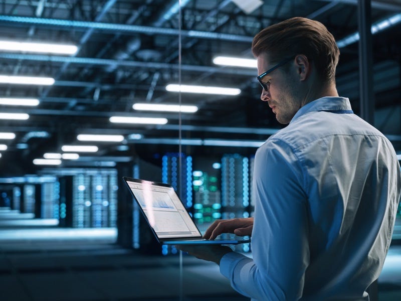 1 Mitarbeiter prüft die IT Sicherheit