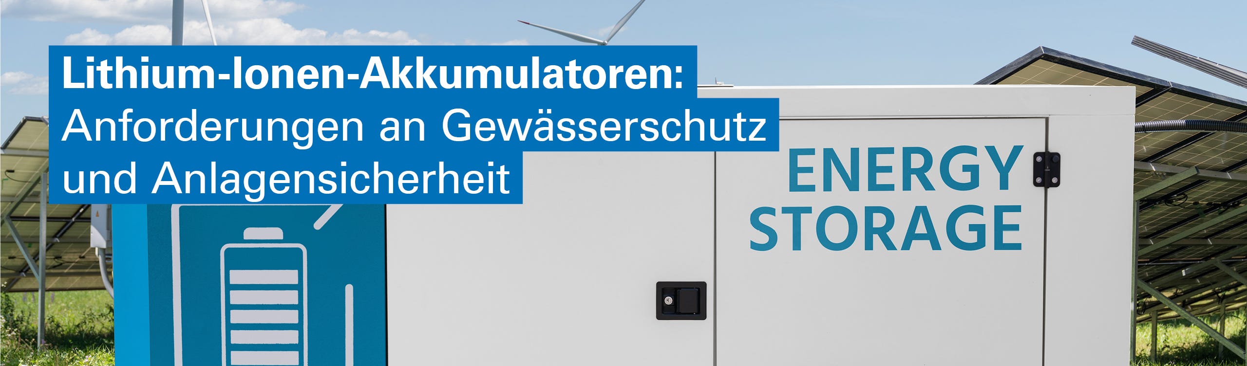 Großer Batteriespeicher in einer Solarenergieanlage, umgeben von Photovoltaikmodulen und Windrädern. Im Vordergrund steht der Titel ‚Lithium-Ionen-Akkumulatoren: Anforderungen an Gewässerschutz und Anlagensicherheit‘.