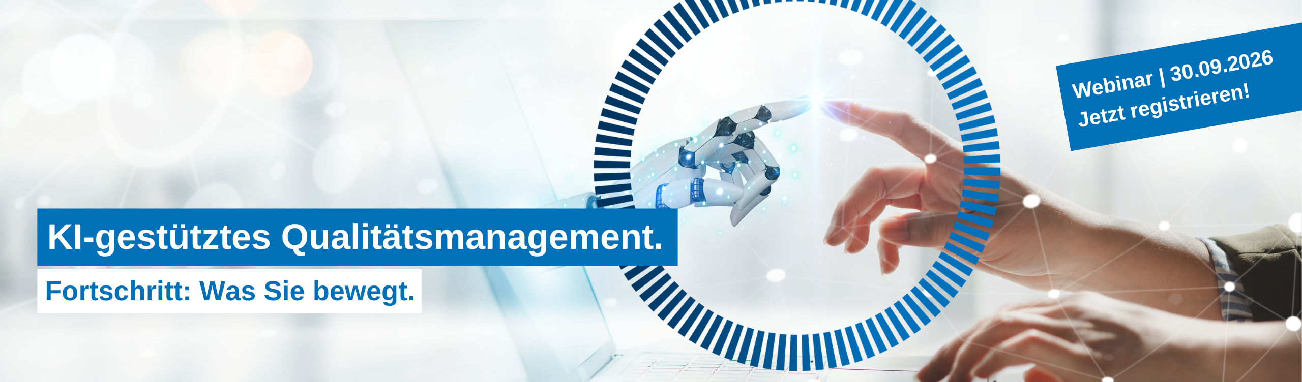 Menschliche und robotische Hand ber&uuml;hren sich; Teaser zum Webinar &sbquo;KI-gest&uuml;tztes Qualit&auml;tsmanagement&lsquo; am 30.09.2026.